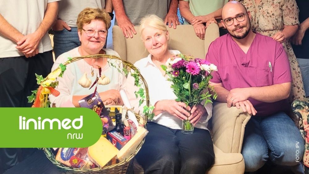 Renteneintritt von Jutta mit Geschenk in Duisburg bei Linimed NRW